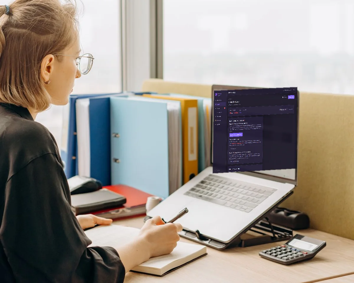 Gestora acompanhando o painel do Prime Backup no notebook